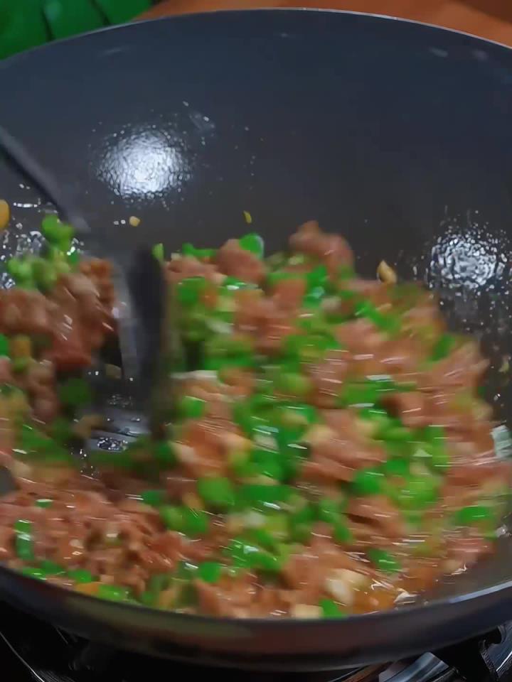 这样做的青椒炒牛肉我认为是最好吃的做法,又鲜又嫩,巨香巨下饭