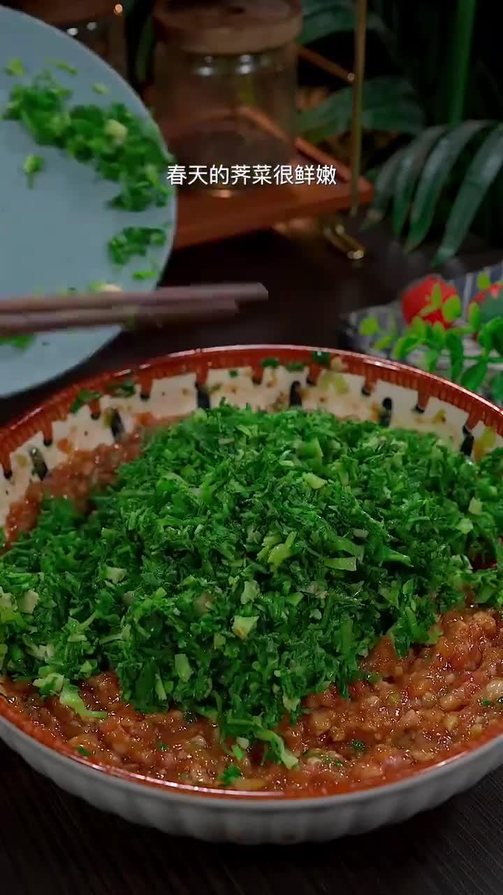 春天的荠菜很鲜嫩,用它做了荠菜肉馅饺子