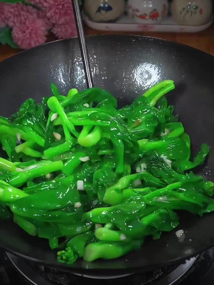 这个苏北的青菜苔又软又糯又甜,连不爱吃青菜的女儿都说好吃!
