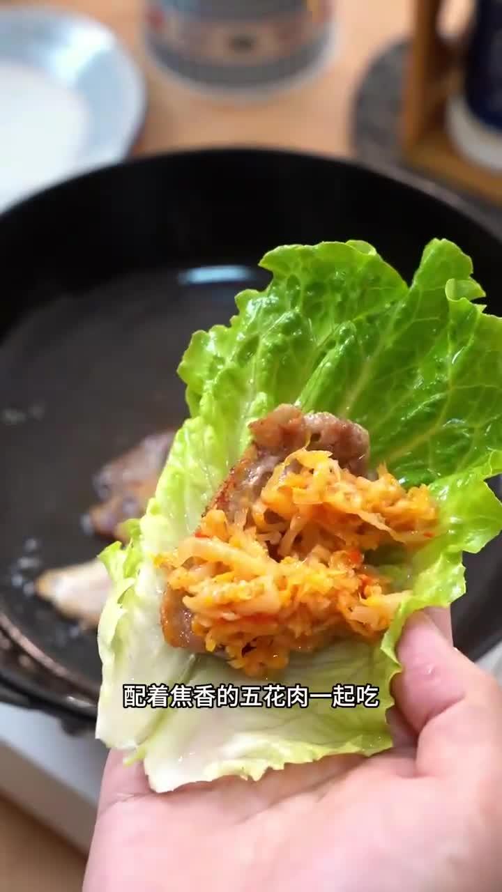 来自东北的烤酸菜配着焦香的烤肉一起吃