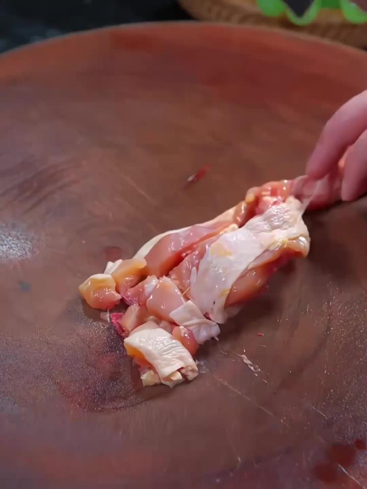 茶油炒鸡是我们湘菜里的一道经典菜,吃过的朋友都会赞不绝口