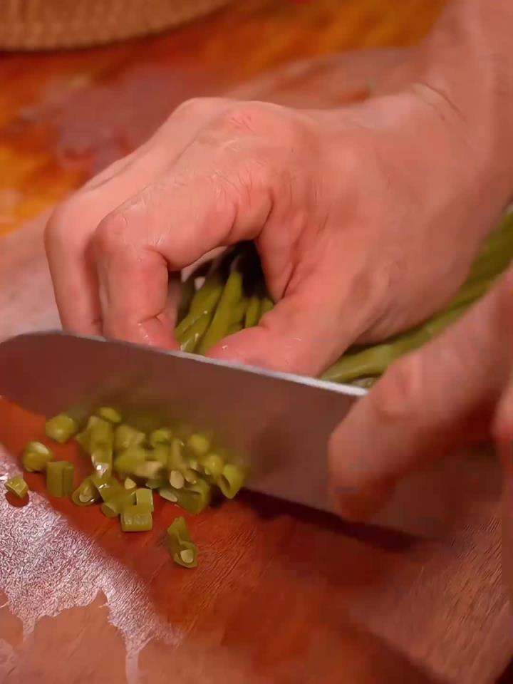 酸辣爽口的酸豆角炒肉沫,拌饭拌面条都很好吃,买回家要多泡下水