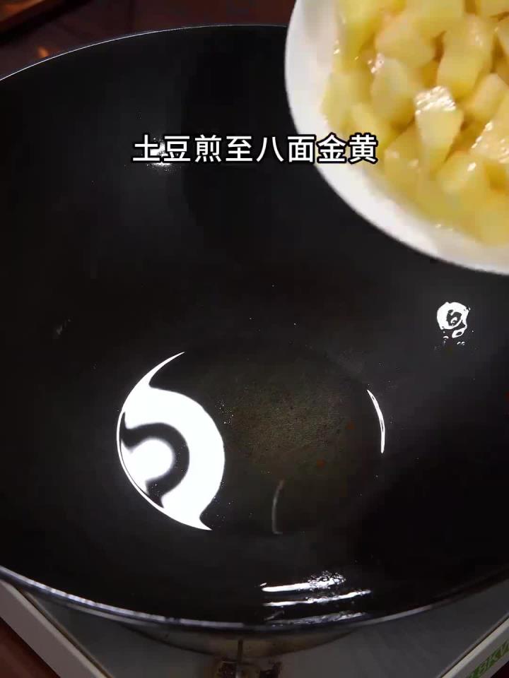 风味独特的土豆烧鸡拌饭