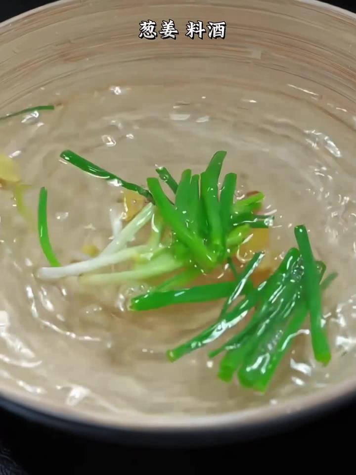 过年的餐桌上一定要做上这道辣蒸鲈鱼,香辣鲜嫩,汤汁拿来拌饭