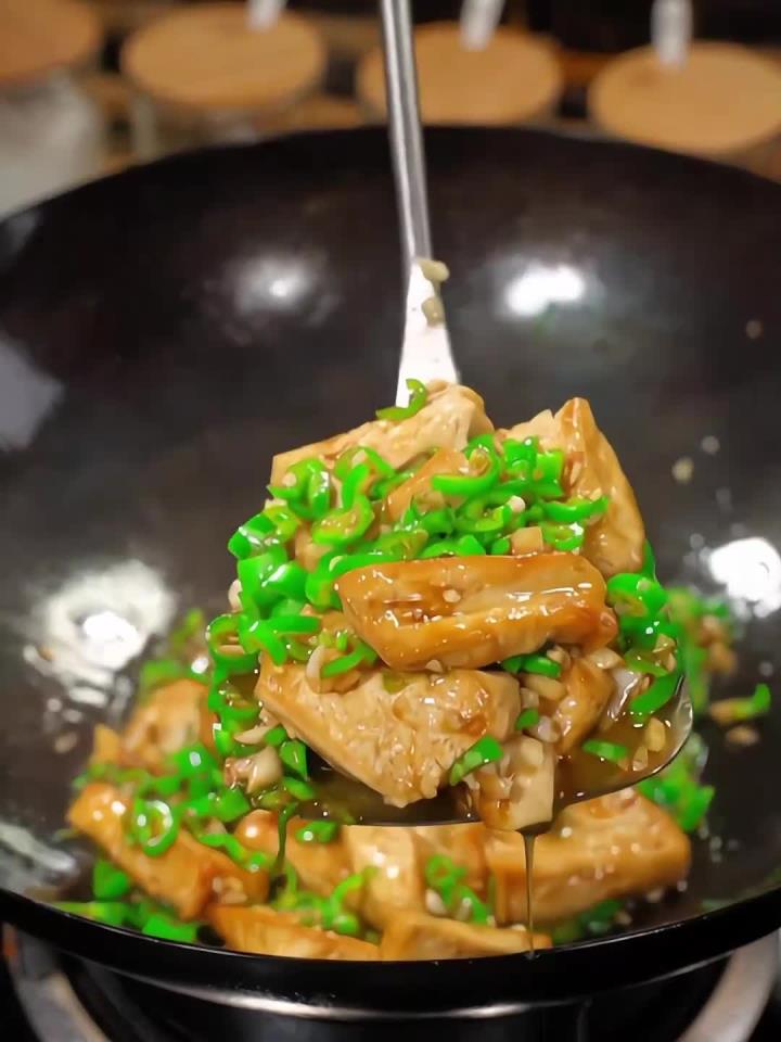 青椒炒嫩豆腐是我最喜欢的一道家常菜,香嫩好吃,做法还特别简单