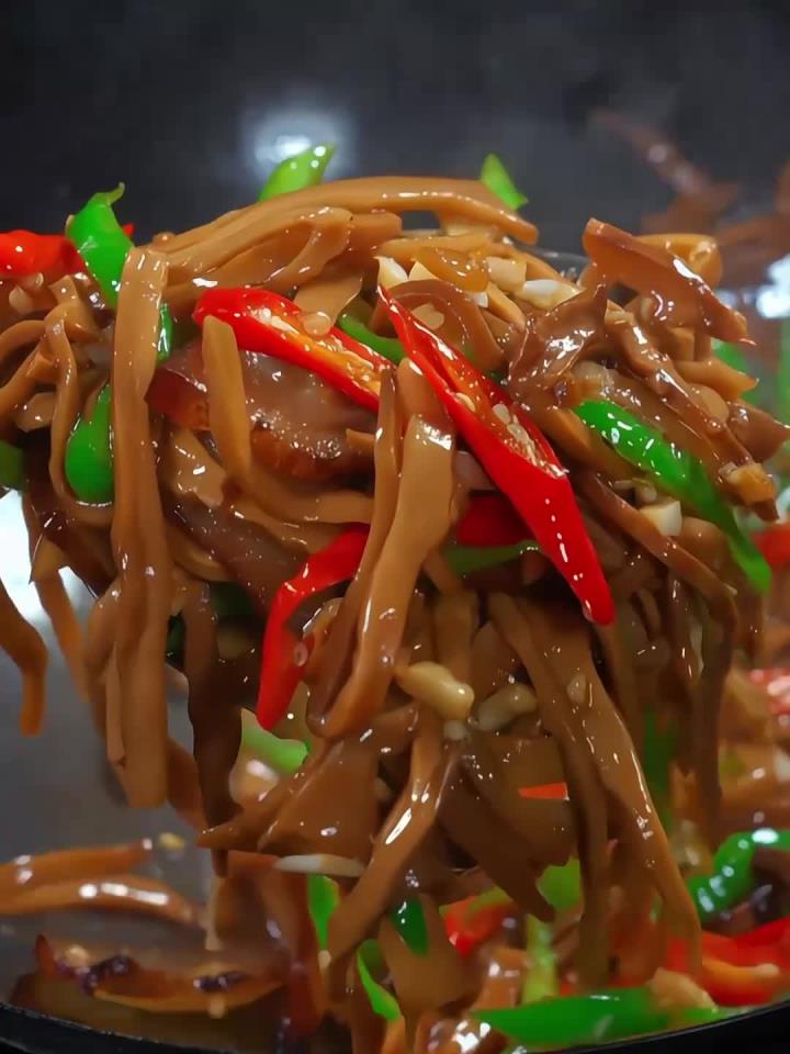 这个腊肉炒烟笋真的强烈你们去试试,真的很好吃!