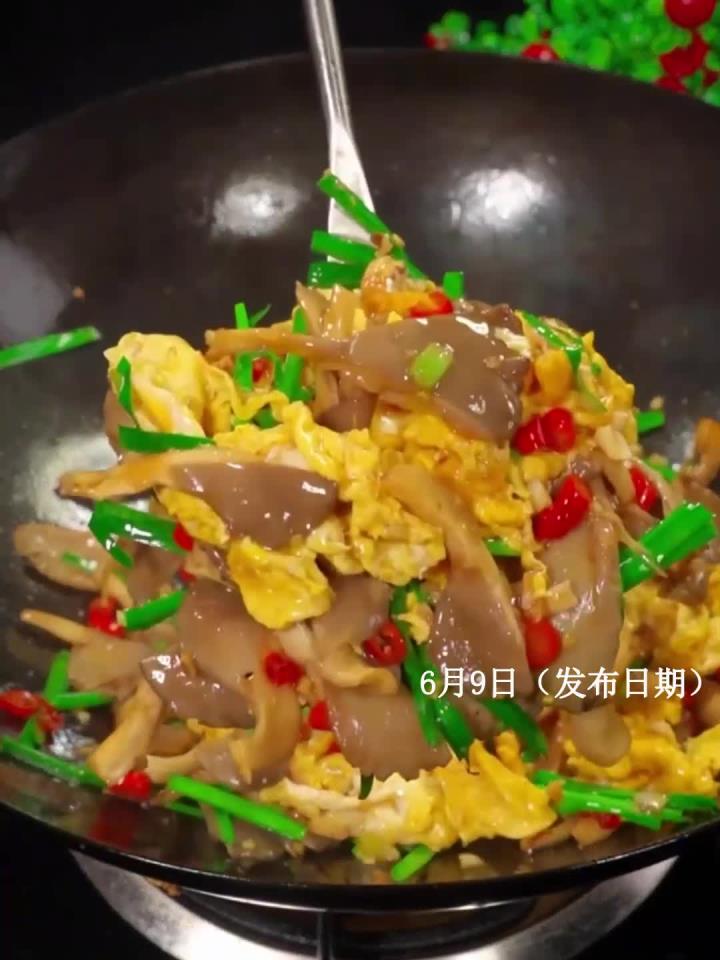 就这个韭菜平菇炒鸡蛋一个菜,我都可以吃三碗白米饭