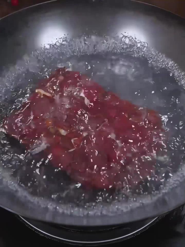 家里囤了腊牛肉就是好啊,随便一炒就是一道拿的出手的下饭菜!