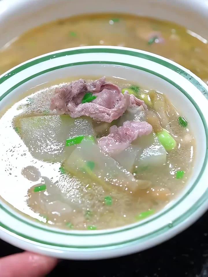 三伏天一定要多喝这个冬瓜榨菜肉片汤,汤鲜味美,做法简单又好喝