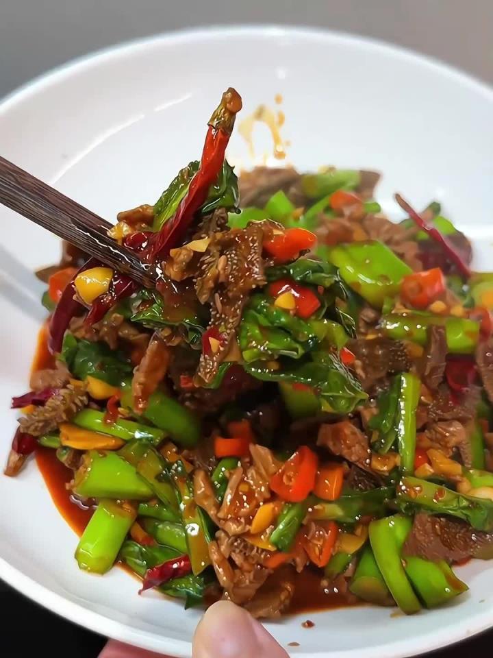 干锅牛肉的新做法,非常值得一试
