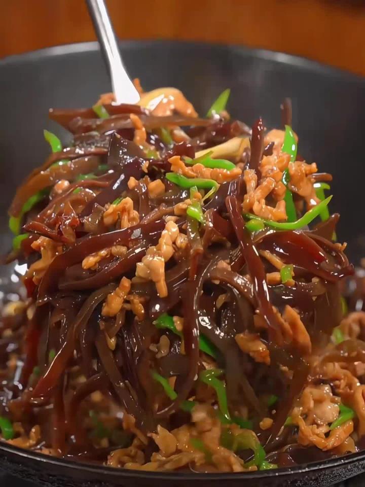 爽口软嫩的木耳丝炒肉丝,做法简单又好吃,是我家餐桌上的常客