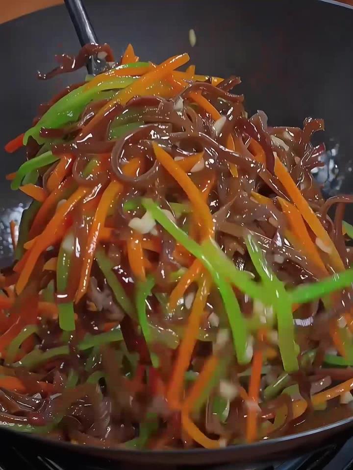平时大鱼大肉吃腻了,你就像我这样做是素炒三丝,清脆爽口