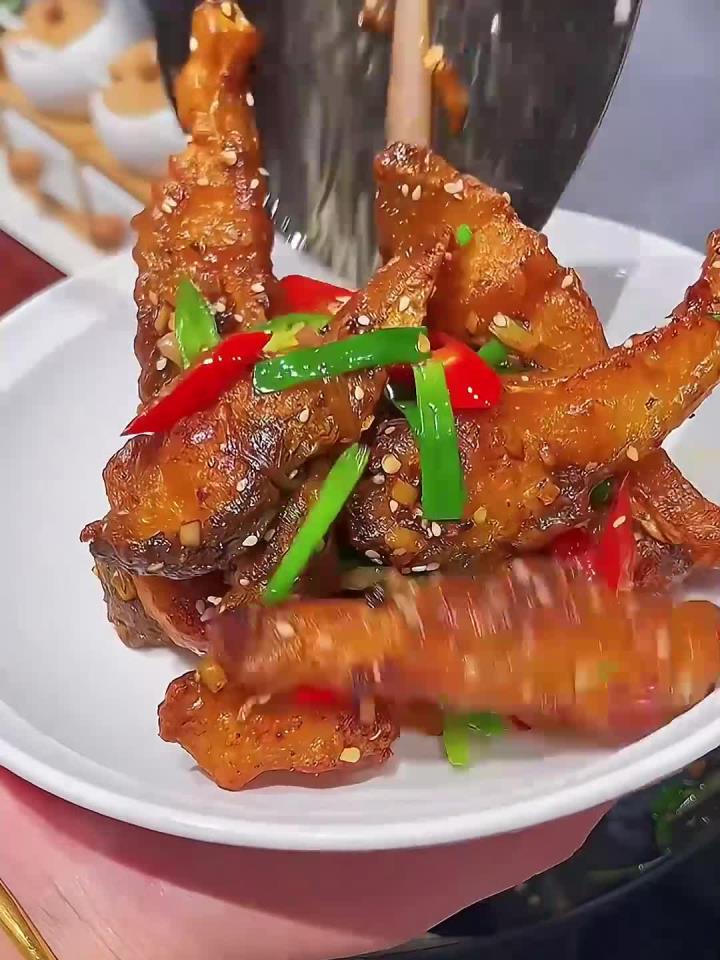酥酥脆脆的干锅鱼块,外焦里嫩,鲜香入味,一口一个根本停不下来