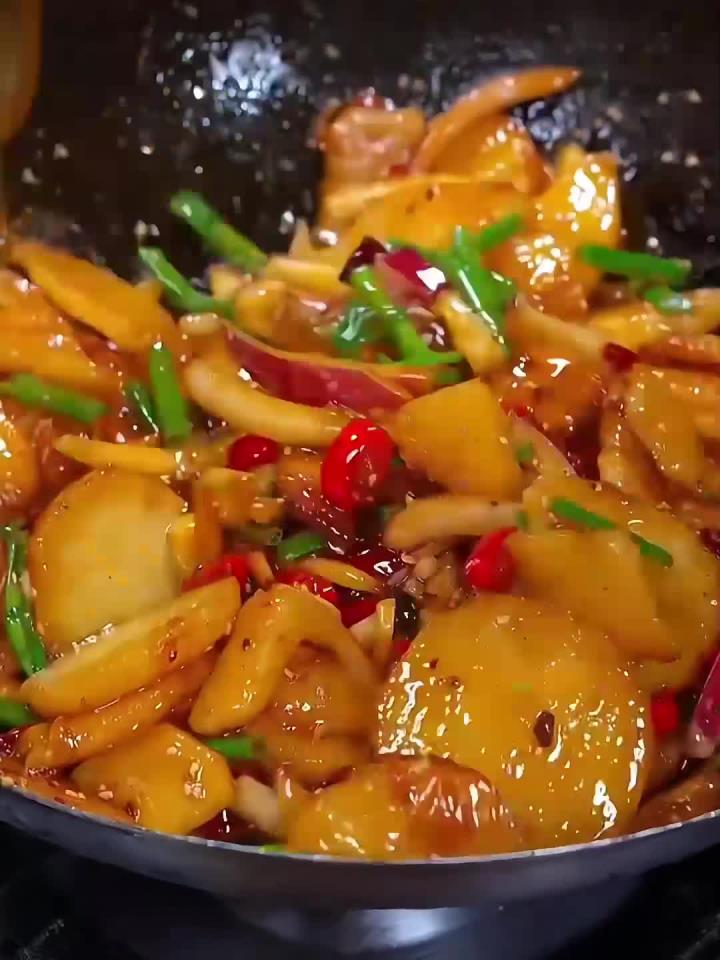 干锅土豆自己在家做的比饭店的还好吃,干香入味香辣爽口