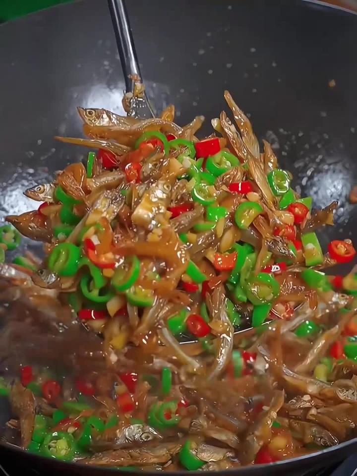 这道青椒炒小鱼小虾,酥香入味,香辣好吃又下饭