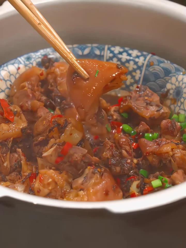 咸香美味软糯弹牙的梅干菜蒸猪蹄真的好吃