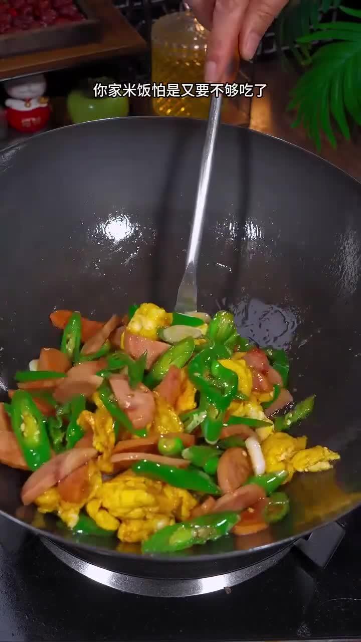 美味解馋的青椒火腿炒鸡蛋