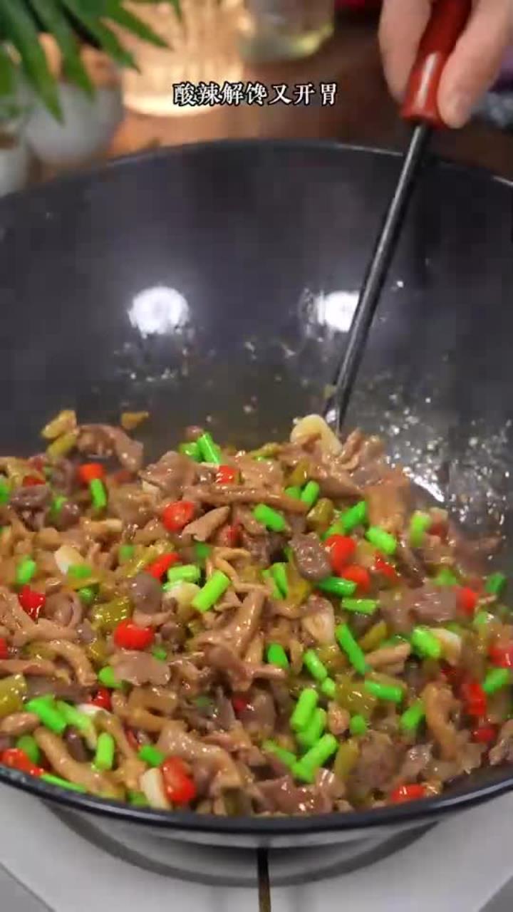 自己在家就能做酸辣鸡杂,香辣脆嫩又解馋