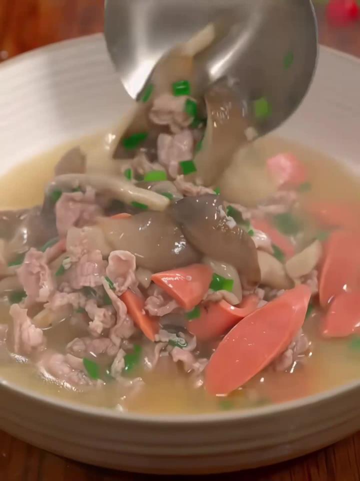 又鲜又香的平菇火腿瘦肉汤,天冷喝上一碗,暖心又暖胃