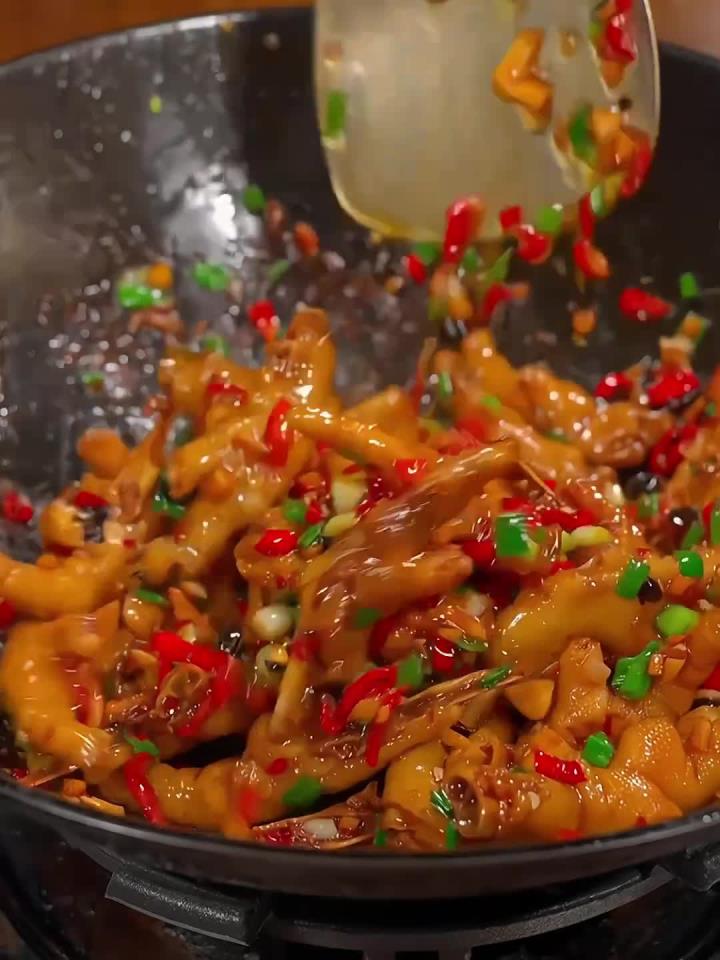 又香又辣的红烧鸡爪,软烂脱骨又入味,学会了国庆聚会安排起来