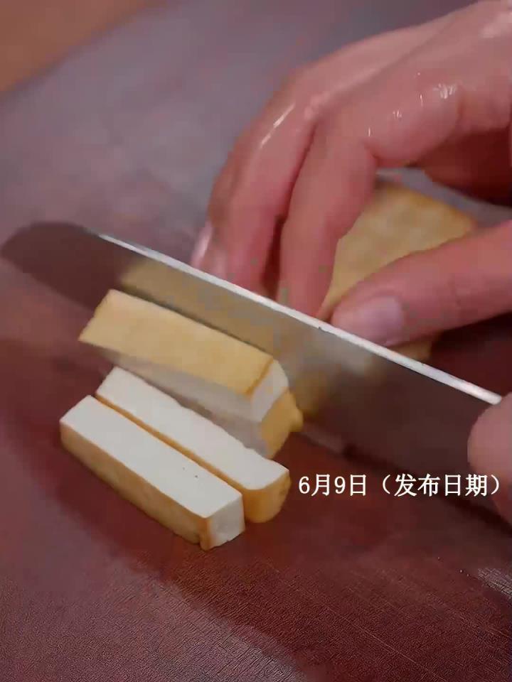 每次做这个烟熏香干炒肉,我们家一锅米饭不够吃,鲜香嫩滑又下饭