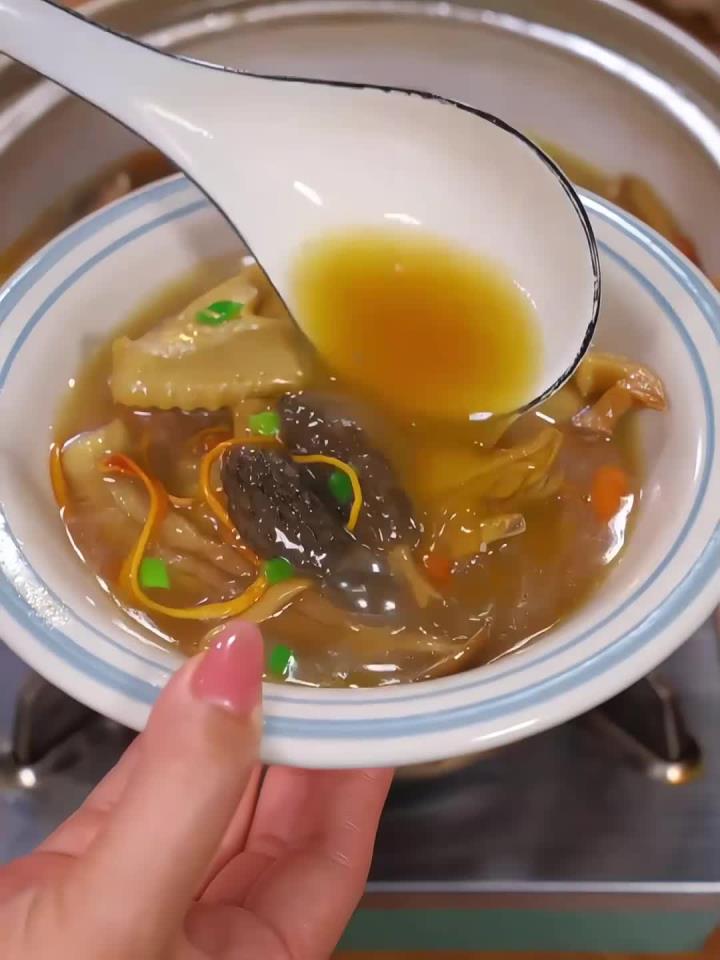 天气变凉了,一定要给家人炖这个鸽子汤,做法简单味道鲜美～