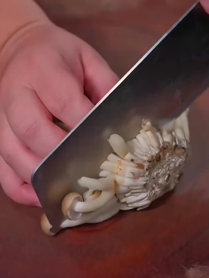 不知道吃什么的时候,一定要试试这蘑菇西兰花炒肉,营养又好吃!