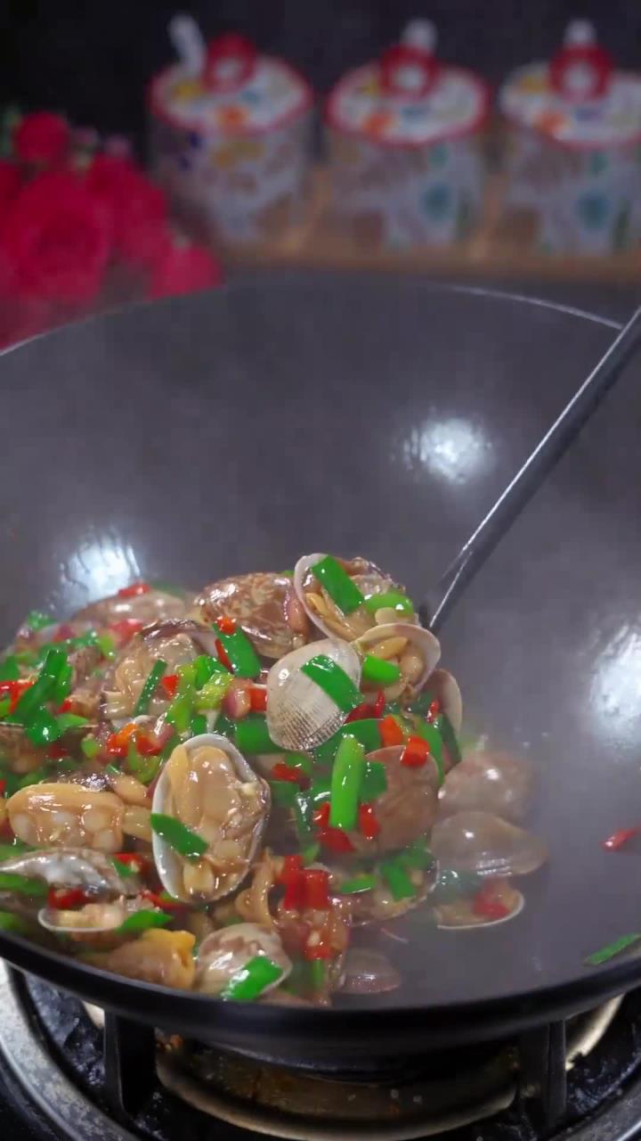 鲜美过瘾的爆炒花甲