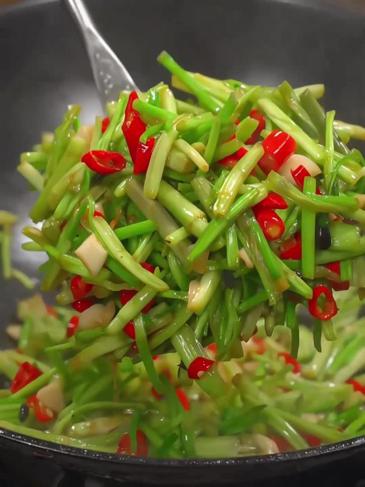 春天就是吃各种野菜的季节,今天做个豆豉辣椒炒水芹菜