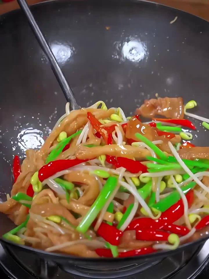 黄豆芽和油豆腐 一起炒,脆嫩爽口,配上米饭又能多吃两碗
