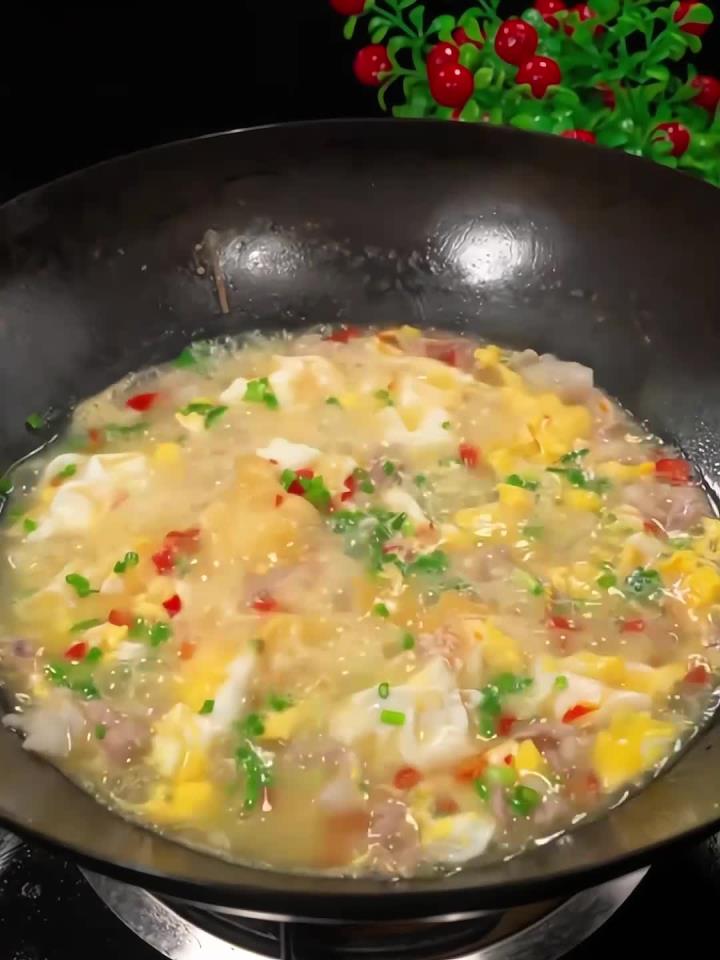 小时候最爱吃的就是这个剁椒味的肉片鸡蛋汤～汤鲜味美,简单好做