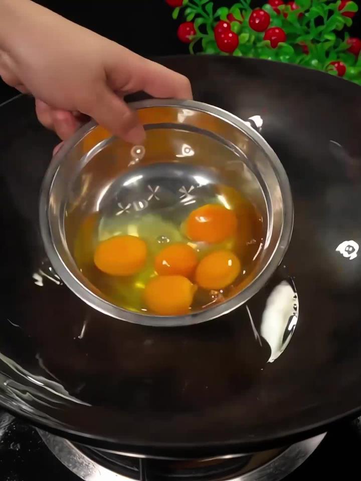 小时候最爱吃的就是这个剁椒味的肉片鸡蛋汤～汤鲜味美,简单好做