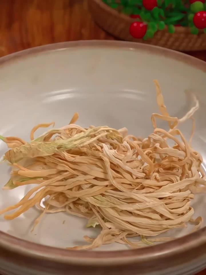 小时候家里吃不完的白萝卜都会做成萝卜干,冬天炒五花肉、炒腊肉