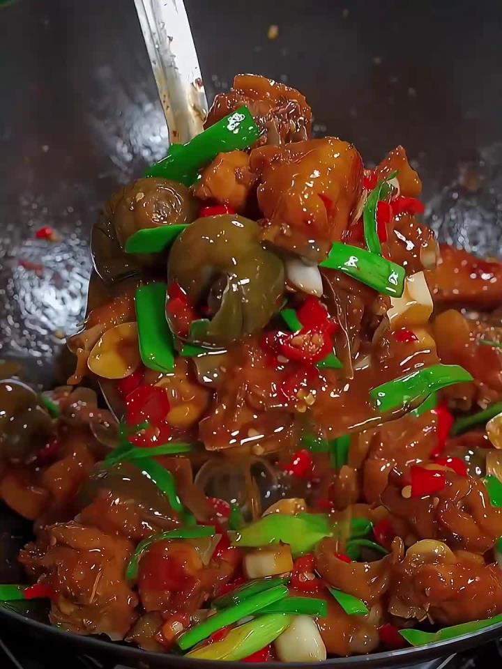 下次你买鸡了,你就这样做个田螺焖鸡,香辣入味,好吃到舔手指
