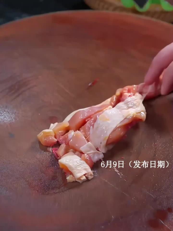 茶油炒鸡是我们湘菜里的一道经典菜,吃过的朋友都会赞不绝口