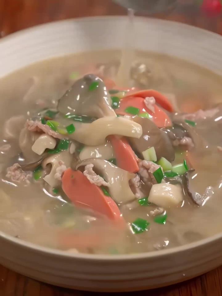 又鲜又香的平菇火腿瘦肉汤,天冷喝上一碗,暖心又暖胃