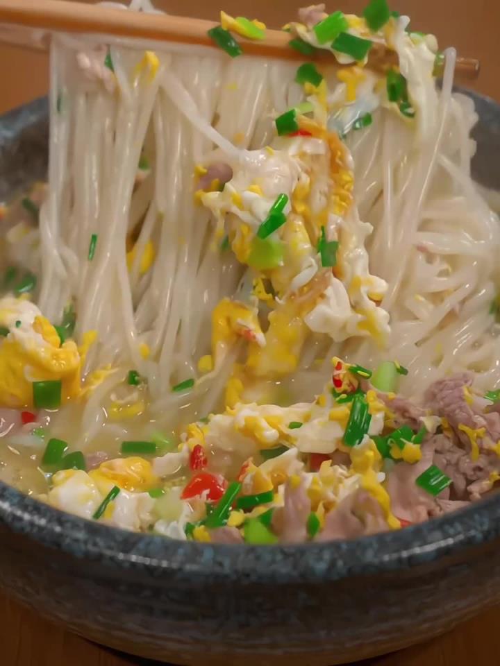 美好的一天从嗦粉开始,花几分钟泡上一碗有肉有蛋的鸡蛋瘦肉粉