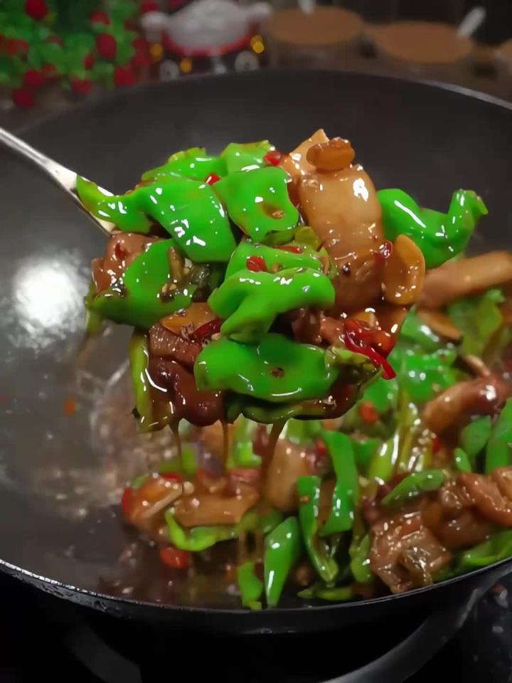 带皮的五花肉炒焦跟辣椒一起炒真的香迷糊了,下饭菜天花板!