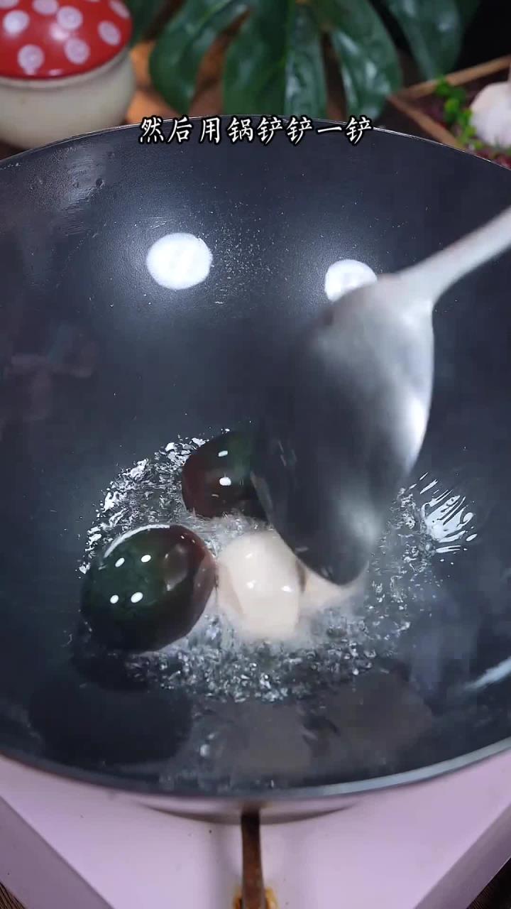 暖心暖胃的皮蛋豆腐汤