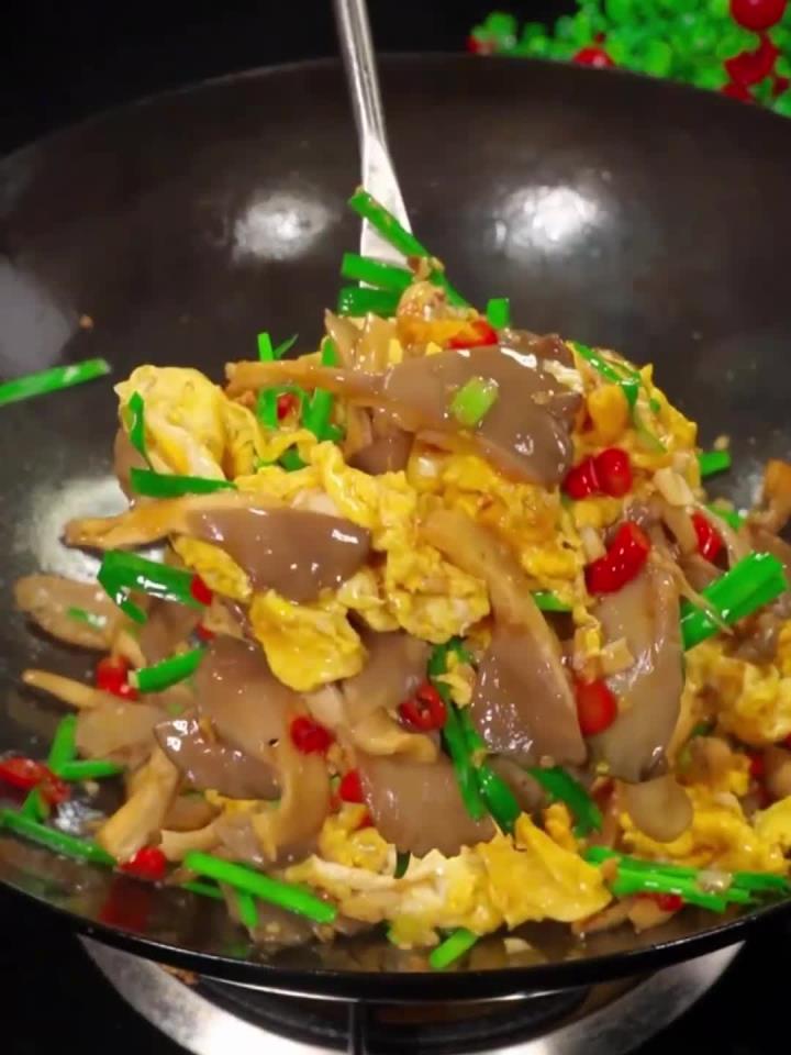 就这个韭菜平菇炒鸡蛋一个菜,我都可以吃三碗白米饭