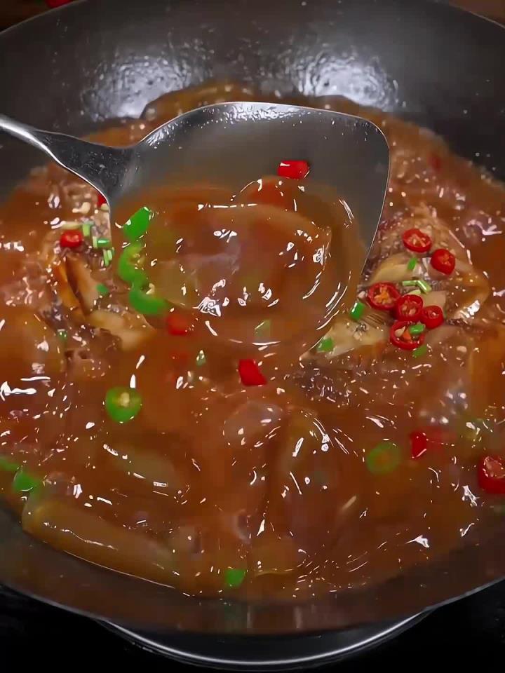 鱼头别在拿来炖豆腐了 试试这个鱼头炖粉皮 Q弹劲道 汤汁泡饭