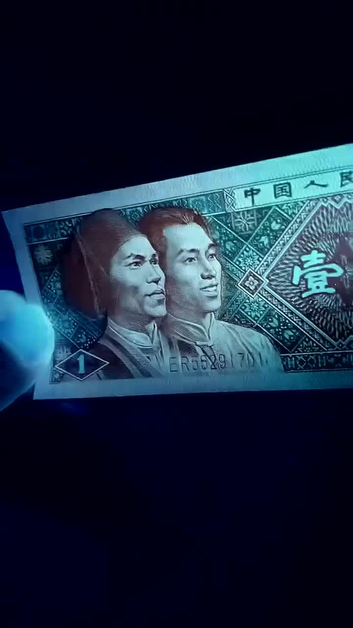8001正红背红,一个当下最热门的品种价格翻了几万倍,有的甚至买不到货,赶紧找一下你