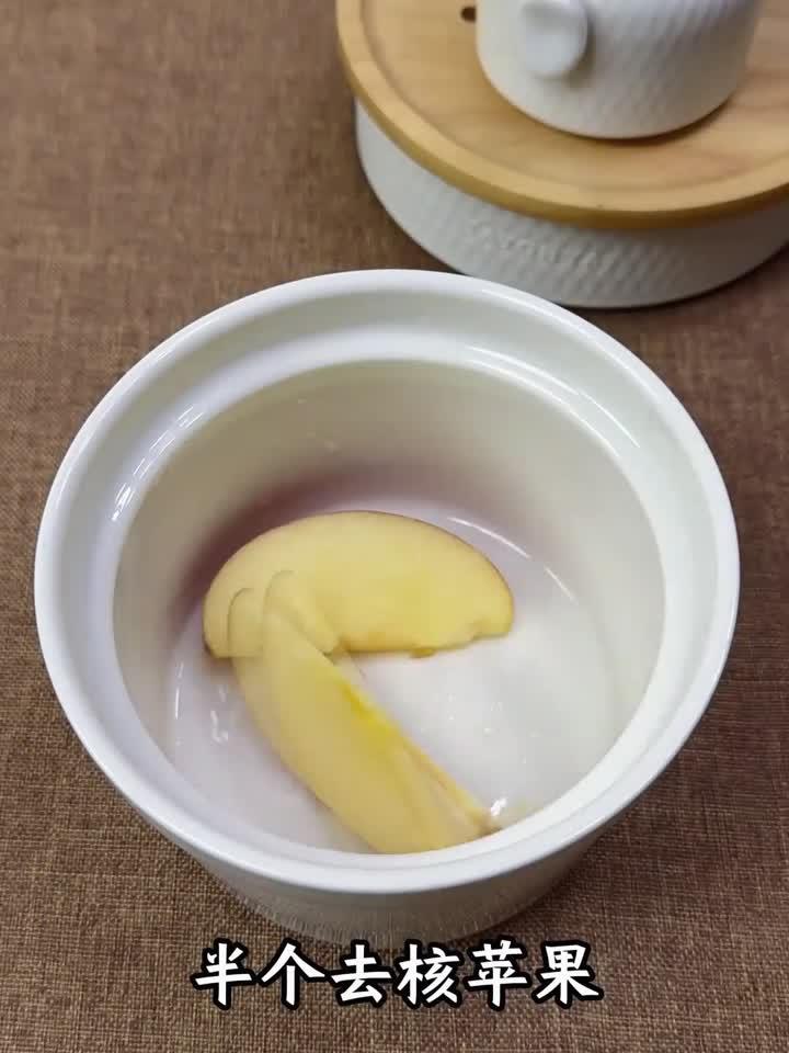 冬日暖身汤品：天麻炖乳鸽，汤汁鲜美无腥气，香飘四邻惹人问！