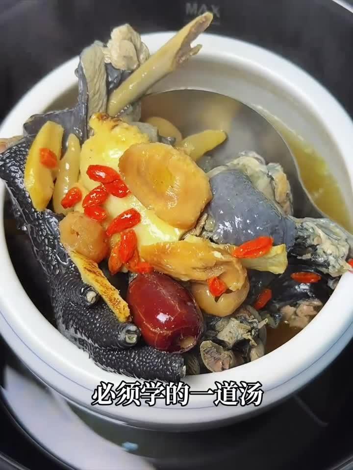春季润燥必喝！冰糖银耳雪梨汤，一碗下肚水润一整天