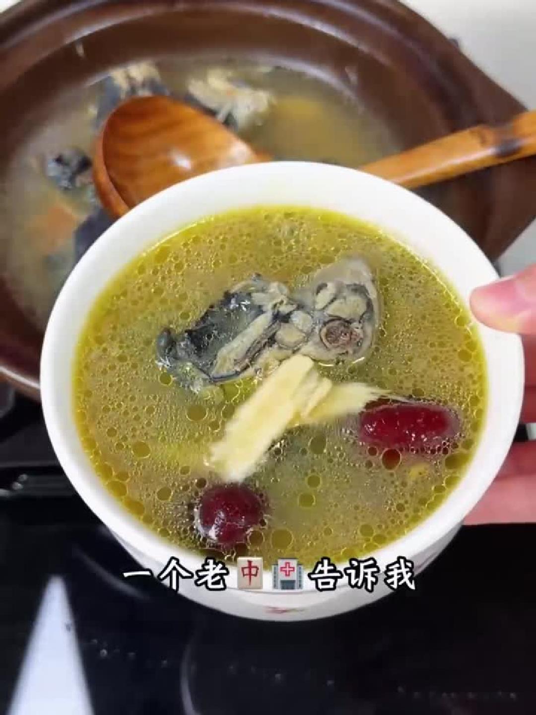 秋冬进补首选:乌鸡汤的养生功效与作用详解