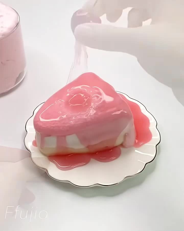 捏捏草莓切角蛋糕