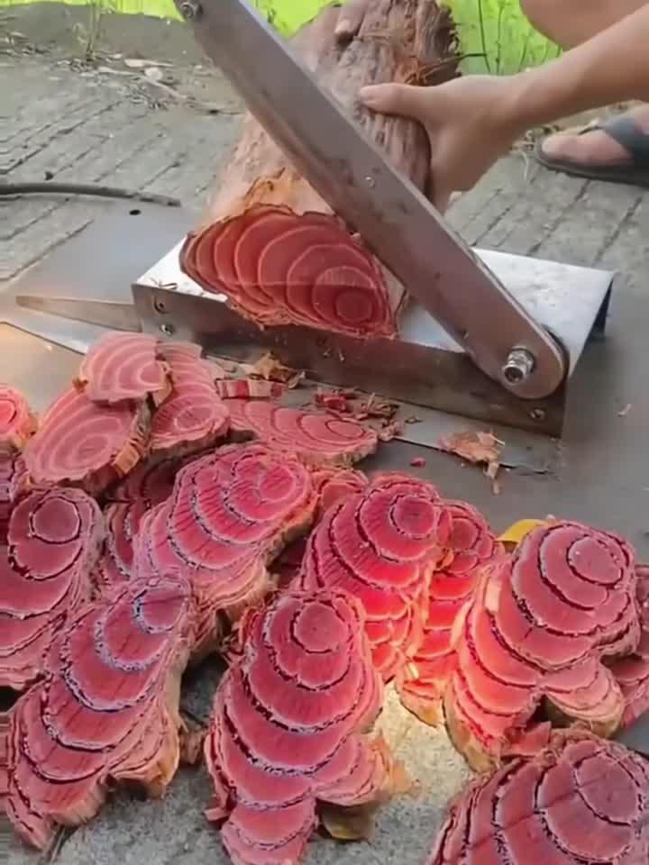 看封面我以为在切牛肉,网友:是鸡血藤吗?多少钱一斤