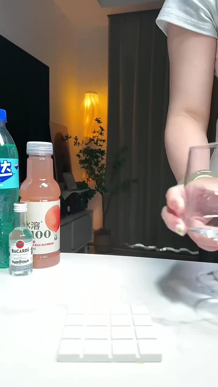 居家调酒“天空之城”我的孤独就像天空中漂浮的城市，仿佛是一个秘密，却无从诉说！