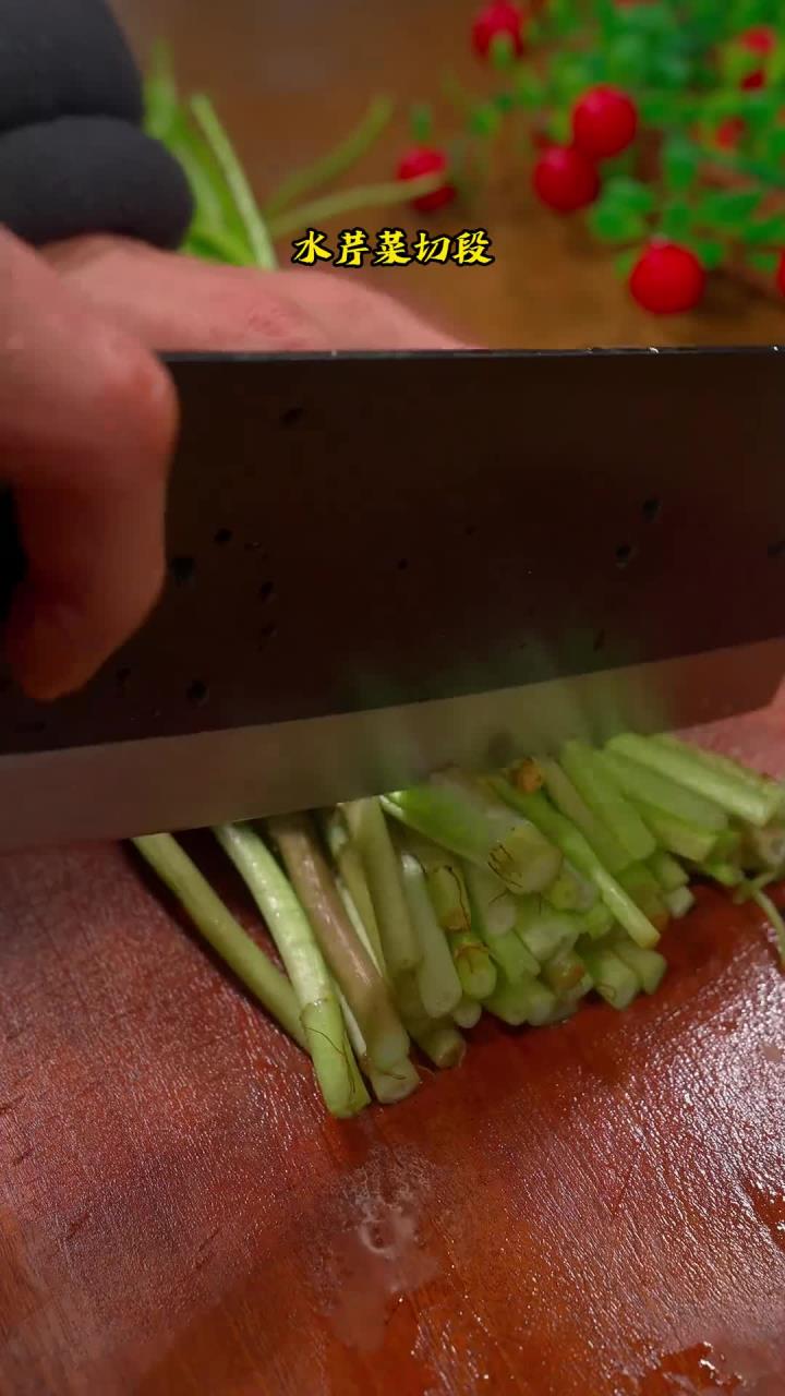 春天吃野菜!豆豉辣椒炒水芹菜,又鲜又嫩太香了