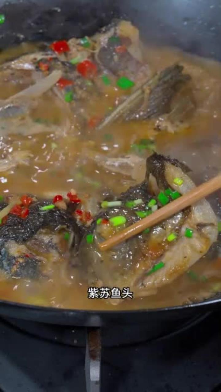 湖南湘菜特色紫苏鱼头做法简单又美味,鱼汤泡饭能吃两碗